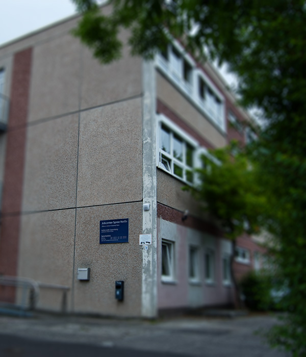 Zu sehen ist ein Ausschnitt des Gebäudes des Jobcenters in Spremberg